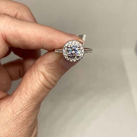 NWT Beautiful Shining Simulated Diamond Silvertone ring J-49 - Picture 3 of 8